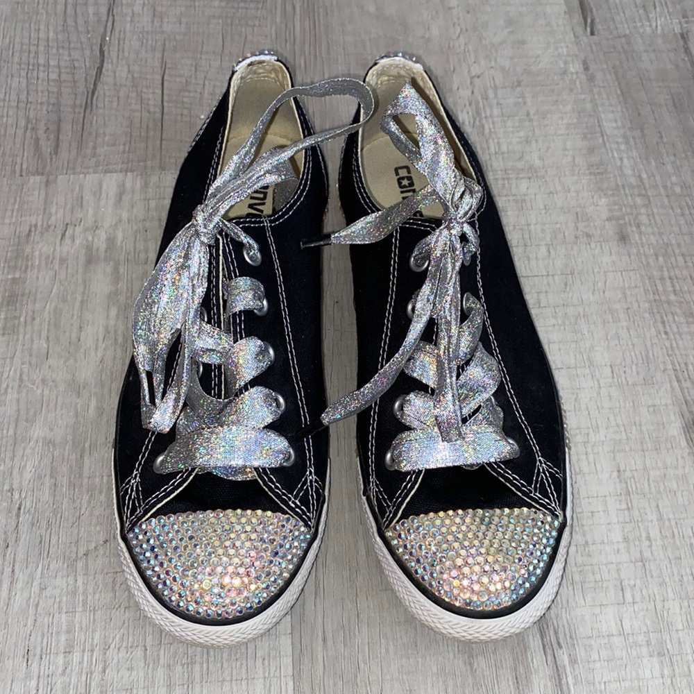 BLACK CRYSTAL CANVAS CONVERSE- so cute!!